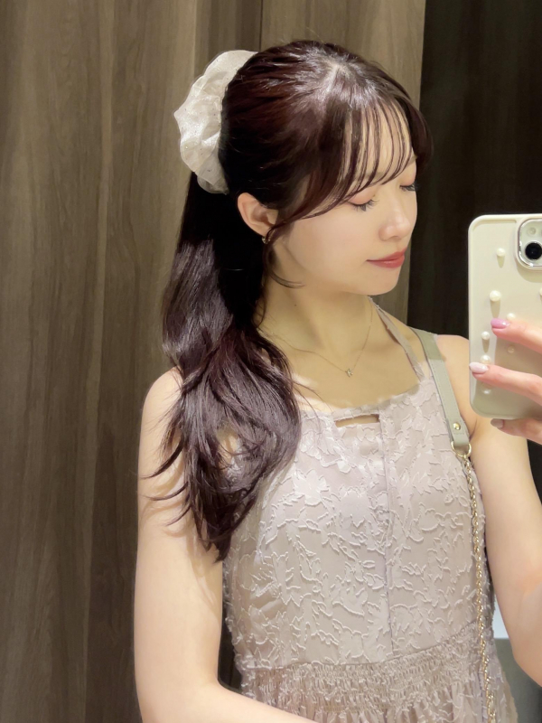 【流れる顔周りの巻き方】ちゅるんとワンカールで小顔見え＊コテを使った簡単スタイリングをRIHOが解説